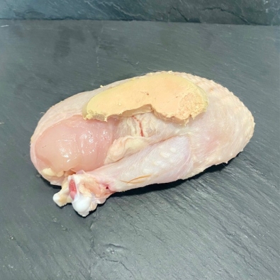 Suprême de poulet cru farci au foie gras